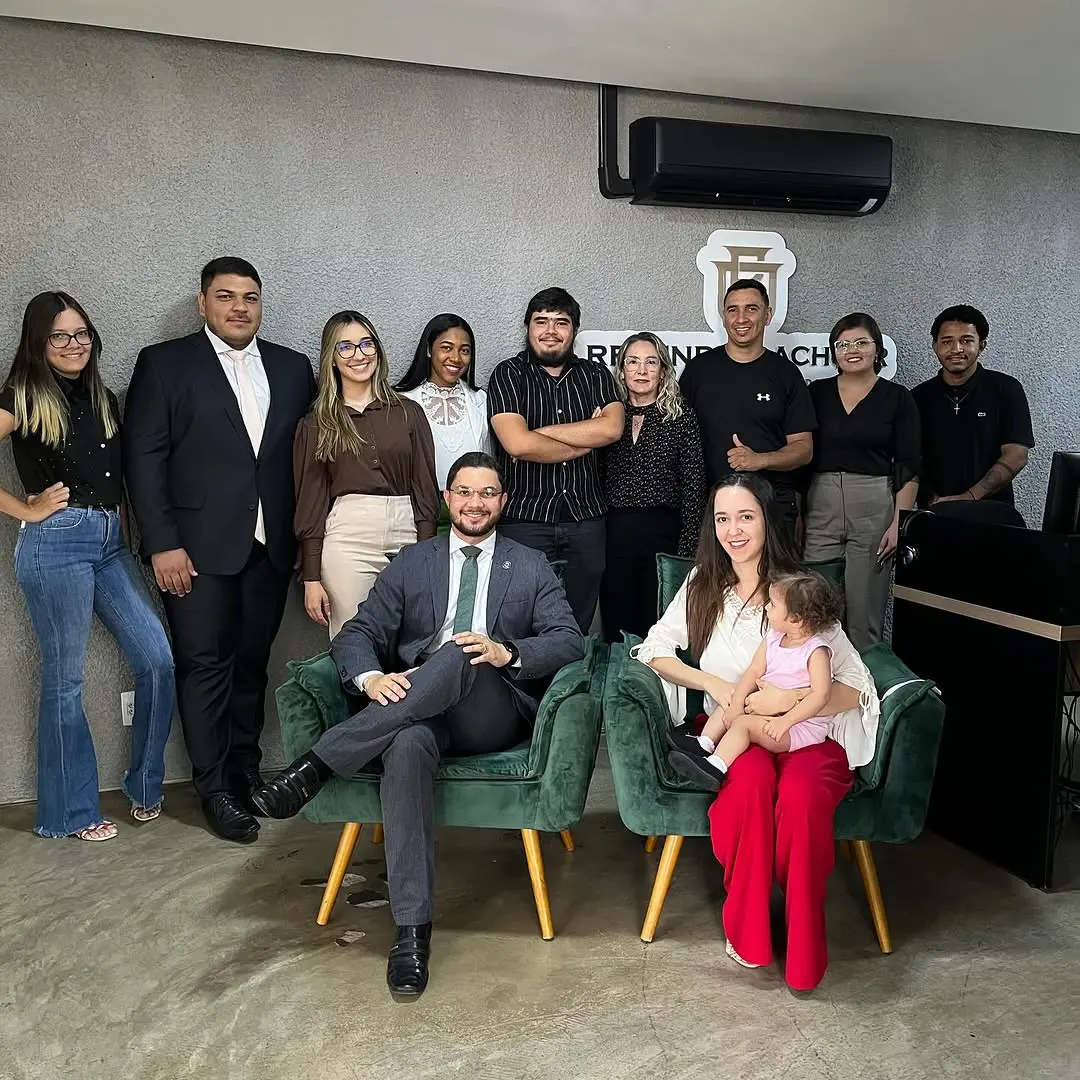 Equipe do escritório Rezende e Achcar Advogados Associados reunida na sede, em Goiânia